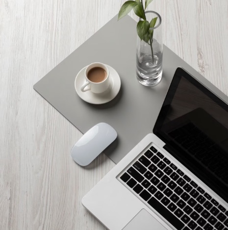 Ambiente di lavoro analitico con strumenti digitali